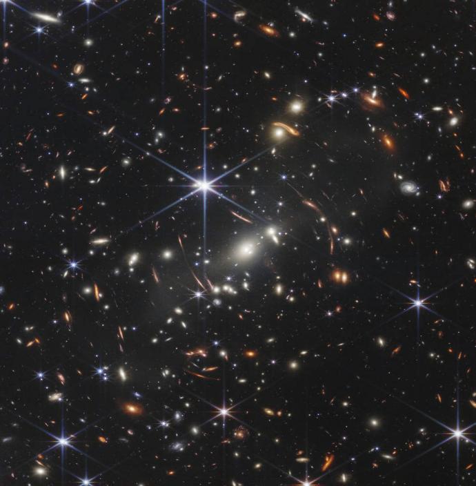 史上“宇宙最深处”清晰照韦伯太空望远镜拍下46亿年前星系团